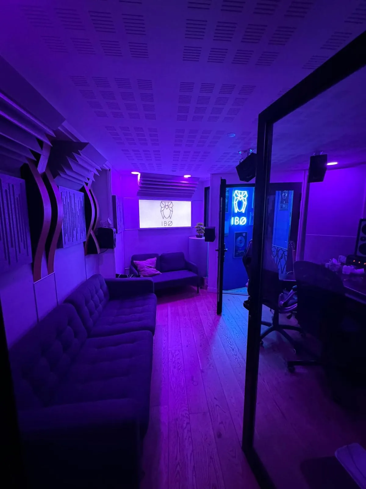 Cabine de prise de voix du studio IBO, Paris 17e